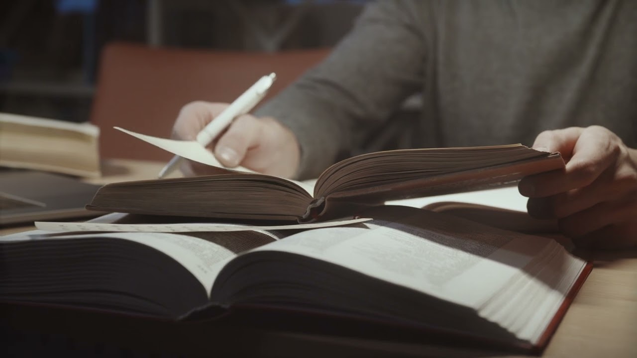 Persona leyendo: 7 consejos para mejorar tu SEO en 2025 13 persona leyendo